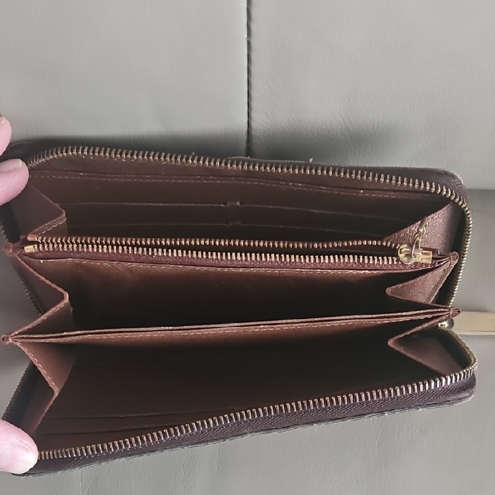 Authentic Louis Vuitton Tan and Brown Monogram Zipper Wallet 8x4 - Picture 8 of 16